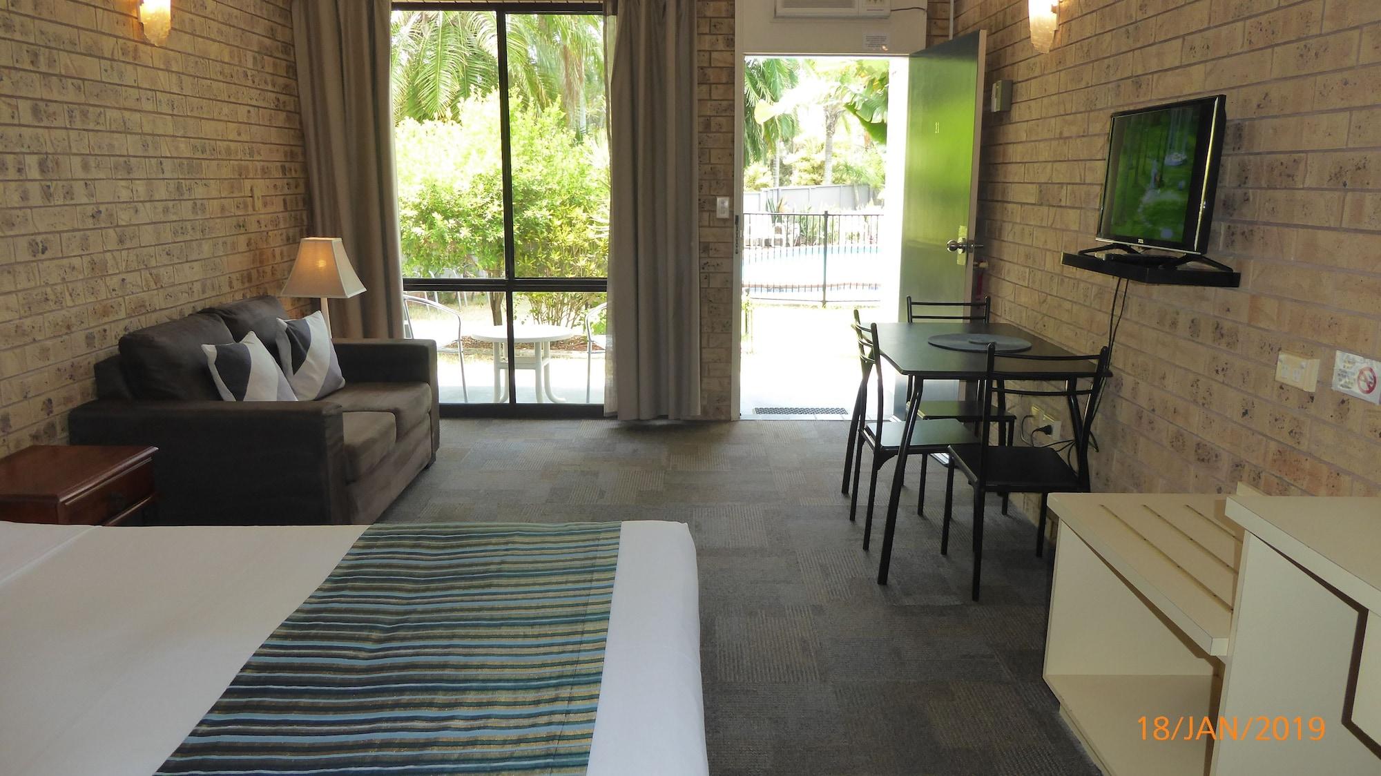 Tower Court Motel - Adults Only Haven Hervey Bay Bagian luar foto