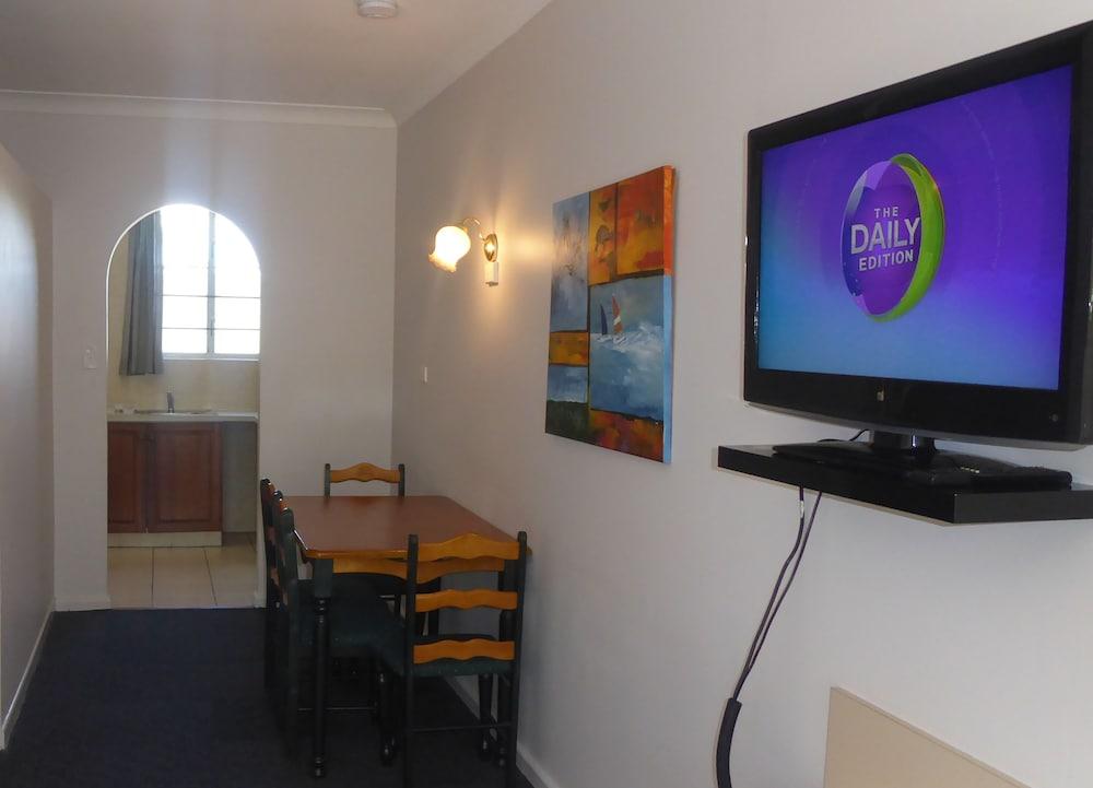 Tower Court Motel - Adults Only Haven Hervey Bay Bagian luar foto