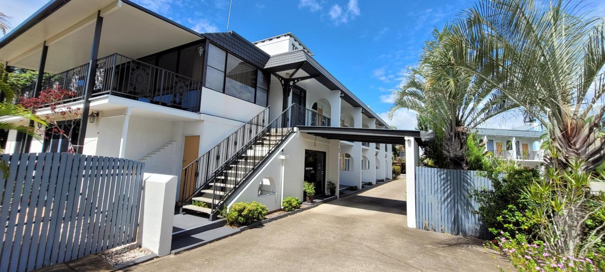 Tower Court Motel - Adults Only Haven Hervey Bay Bagian luar foto