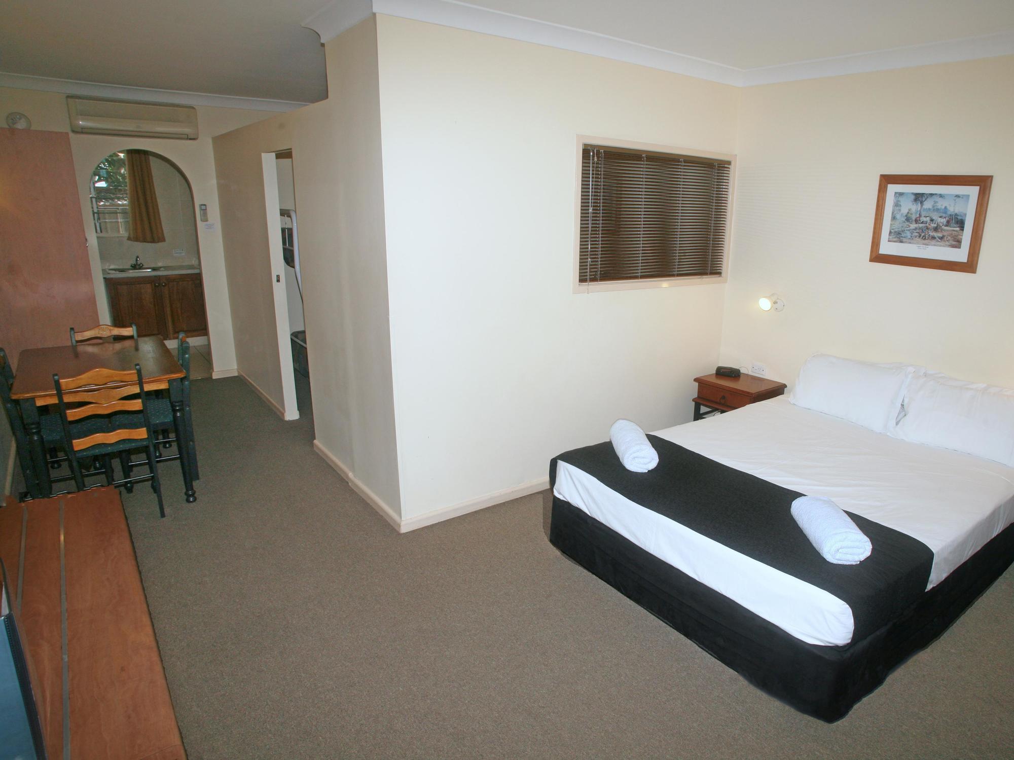 Tower Court Motel - Adults Only Haven Hervey Bay Bagian luar foto