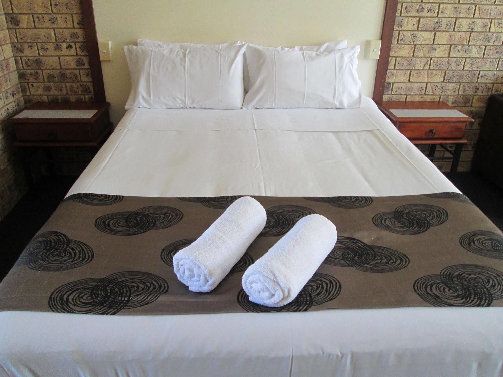 Tower Court Motel - Adults Only Haven Hervey Bay Bagian luar foto