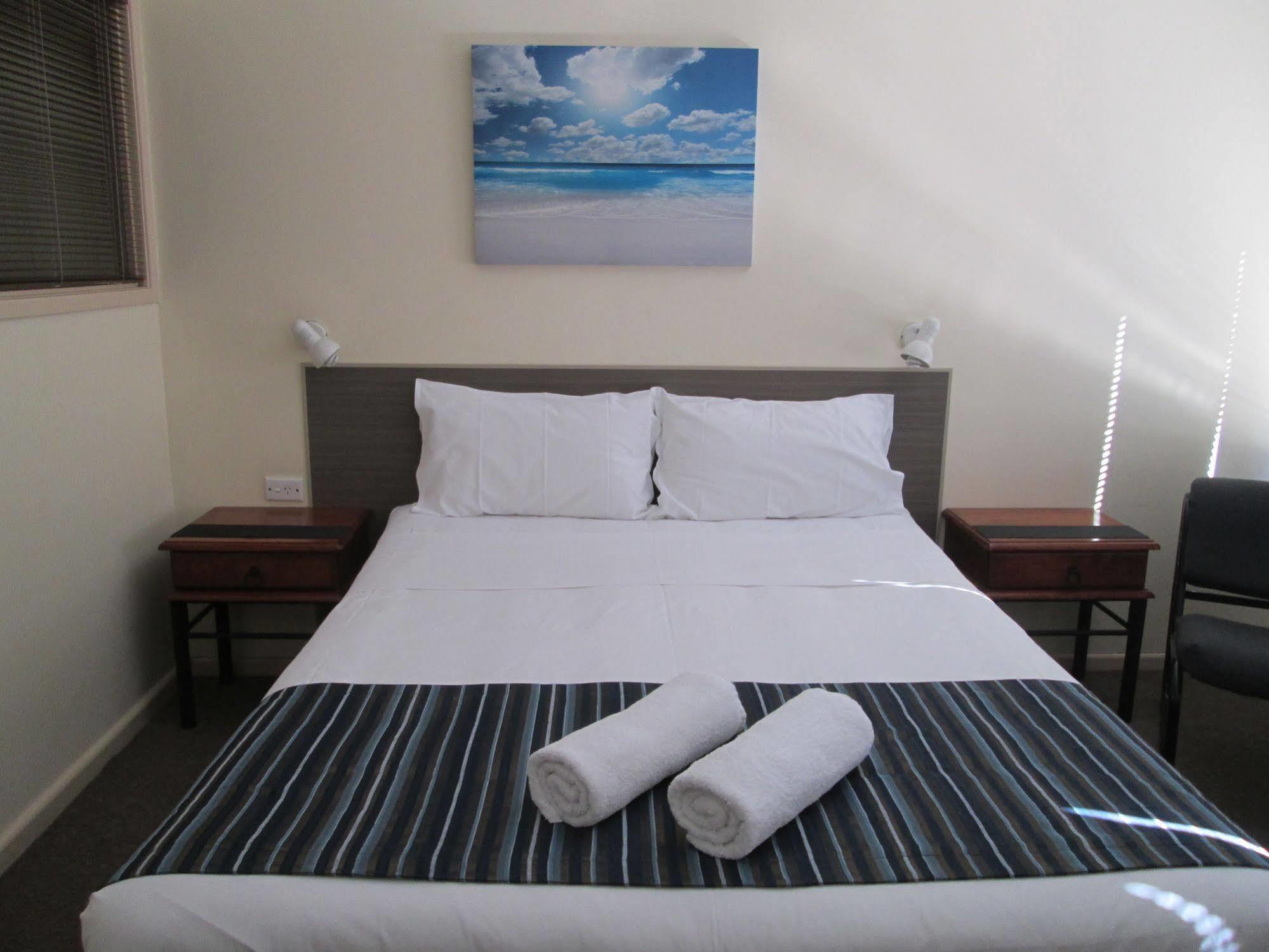 Tower Court Motel - Adults Only Haven Hervey Bay Bagian luar foto