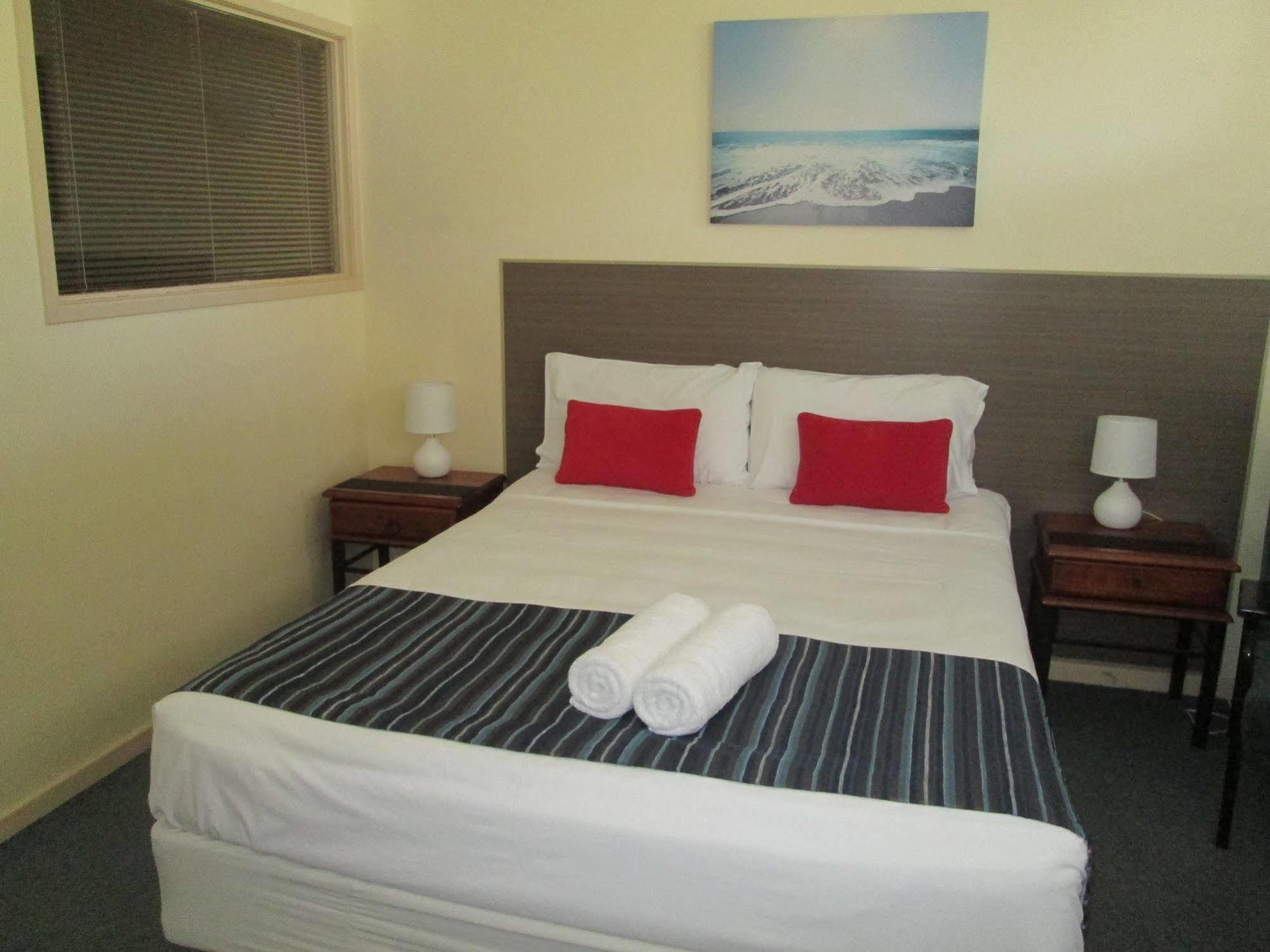 Tower Court Motel - Adults Only Haven Hervey Bay Bagian luar foto