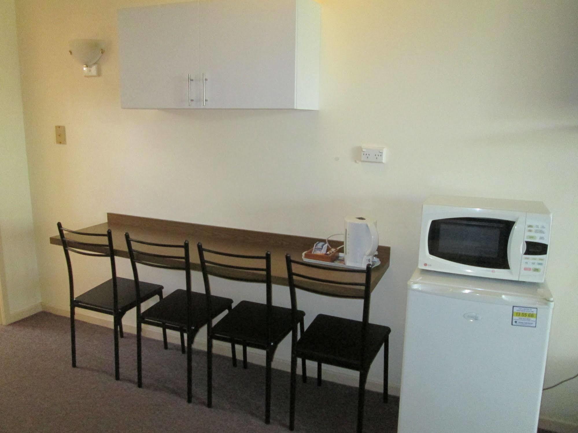 Tower Court Motel - Adults Only Haven Hervey Bay Bagian luar foto