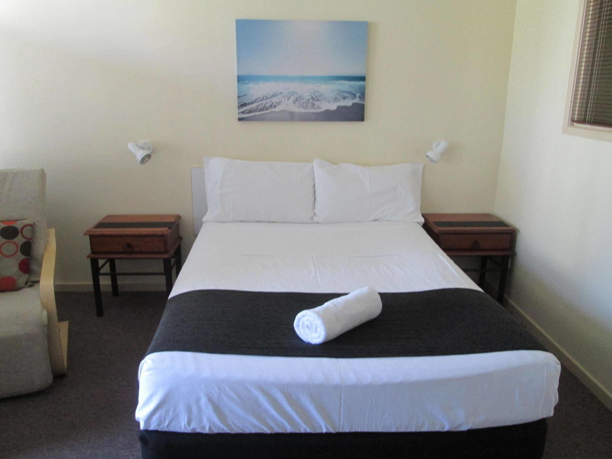 Tower Court Motel - Adults Only Haven Hervey Bay Bagian luar foto