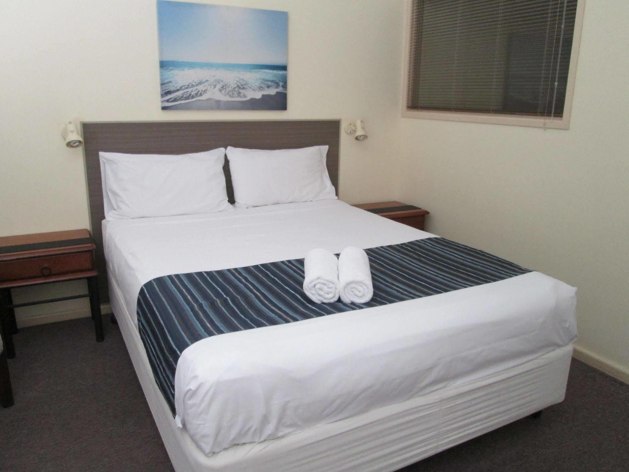 Tower Court Motel - Adults Only Haven Hervey Bay Bagian luar foto