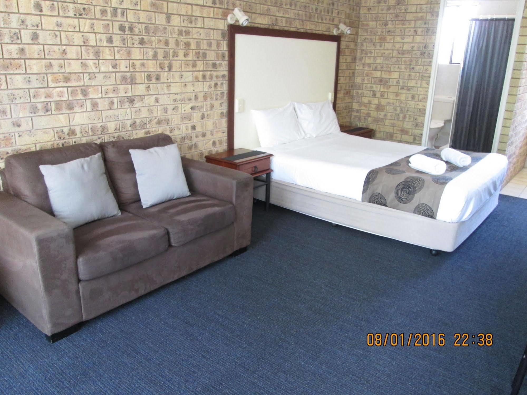 Tower Court Motel - Adults Only Haven Hervey Bay Bagian luar foto