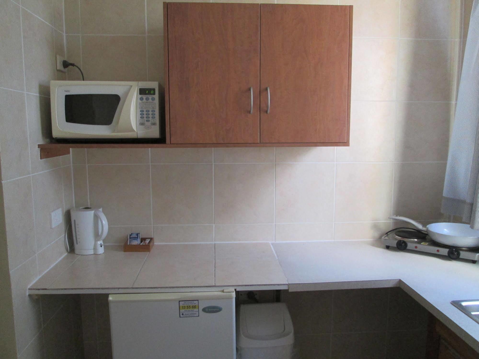 Tower Court Motel - Adults Only Haven Hervey Bay Bagian luar foto